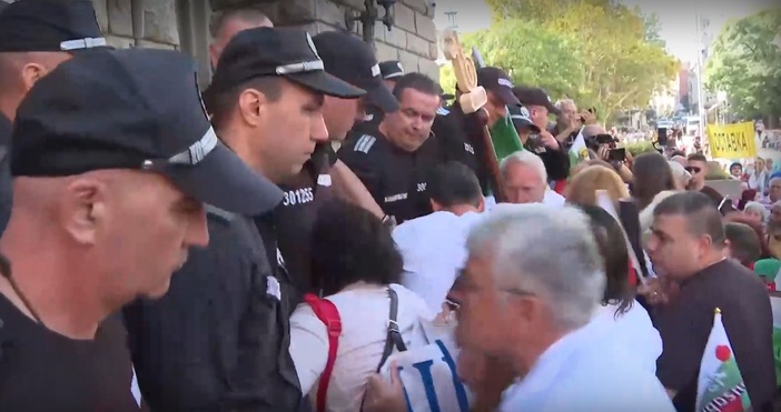 Демонстранти  опитаха неуспешно да пробият кордона от полицаи около сградата