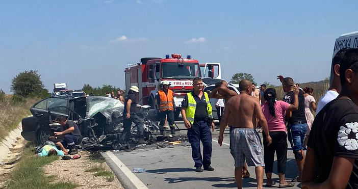 Двама души загинаха при тежък челен сблъсък на два автомобила