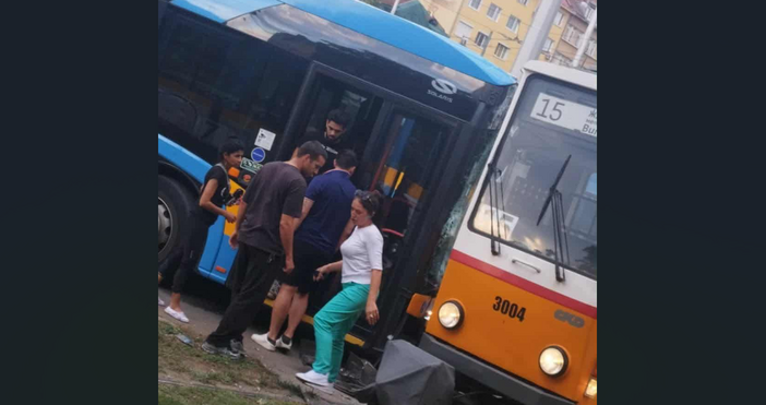 Тролей и трамвай се удариха в района на площад Руски