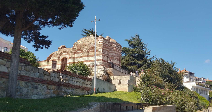 През нощта ще преобладава ясно време с разкъсана висока облачност