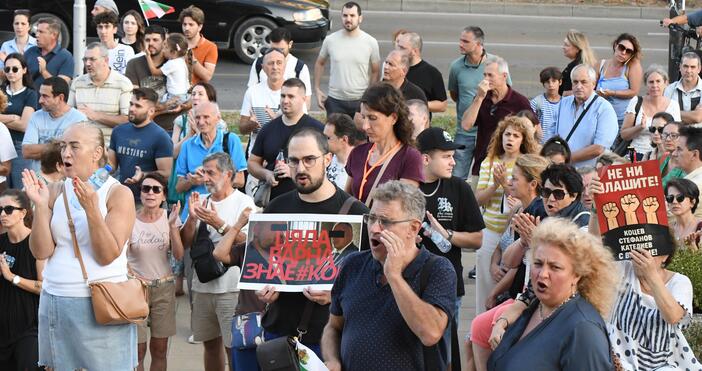 Стотици се събраха на протест в подкрепа на кмета на