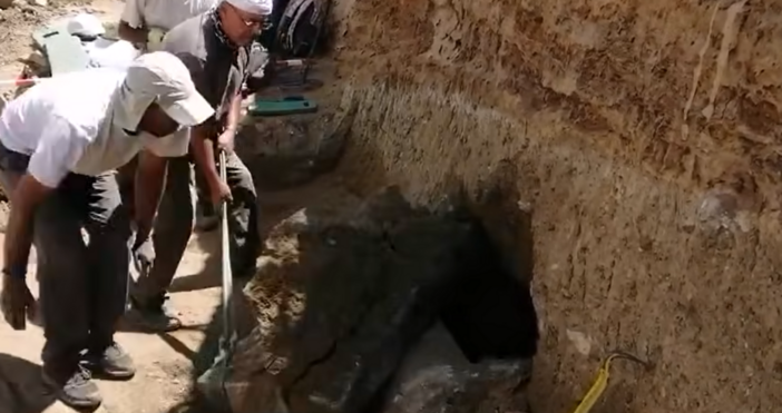 Две големи колони паднали при голямото земетресение в Хераклея Синтика