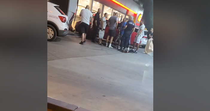 Луксозен автомобил се вряза в столична бензиностанция Това се вижда