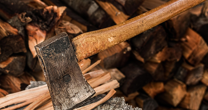 Екип от инспектори по труда е бил нападнат с брадва