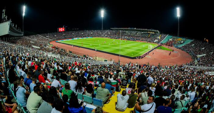 Вече минаваше полунощ, а малките дечица все още стояха чинно