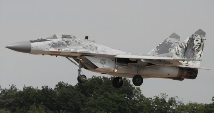 В украинското небе с отличителните знаци на Военновъздушните сили на