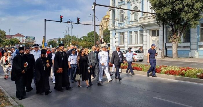 снимки Община Варна С тържествен военен ритуал и поднасяне на венци