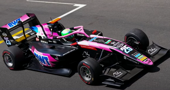 Българският пилот Никола Цолов от тима на Campos Racing остана