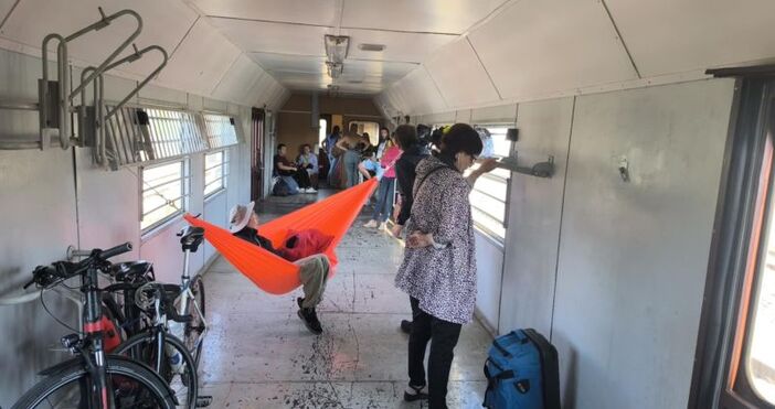 Празничният уикенд препълни влаковете на БДЖ и на пътници им