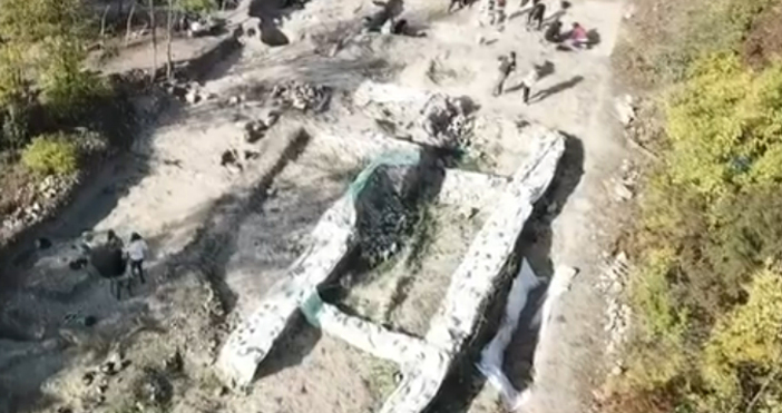 Археолози откриха няколко скелета в средновековен некропол до църква в