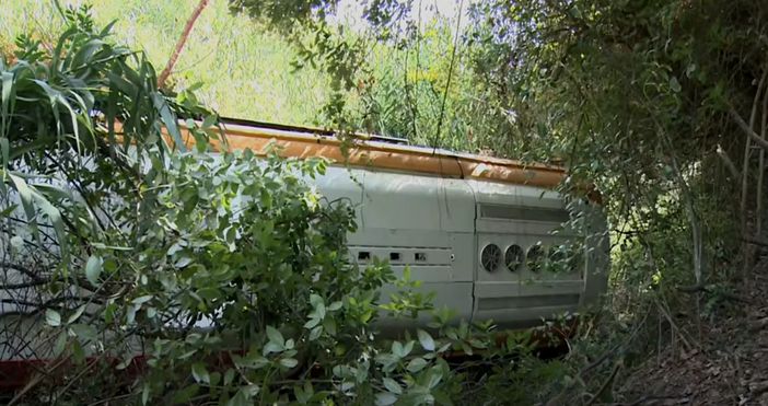 Кадри YoutubeАвтобус с над 50 пътници се преобърна в канавка