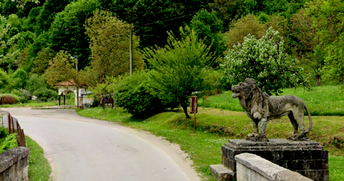 Мая Иванова Кадър Гугъл МапсЛъвов мост При споменаването му веднага