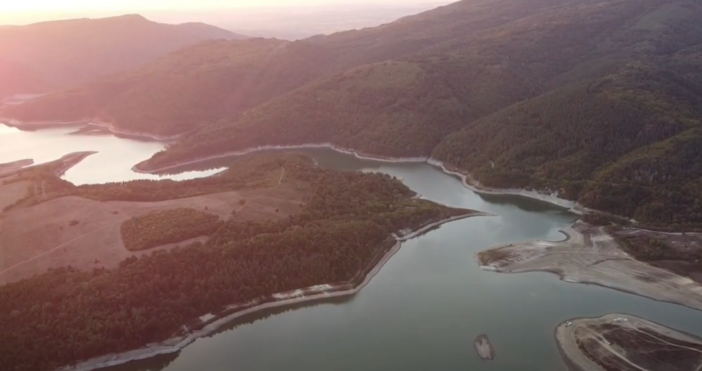 Нивото на язовир Йовковци е спаднало драстично Това се вижда от