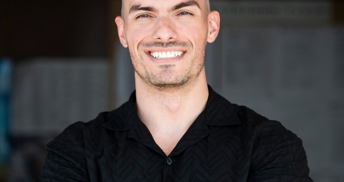 Предупреждава че е с хапливо чувство за хумор вярва че