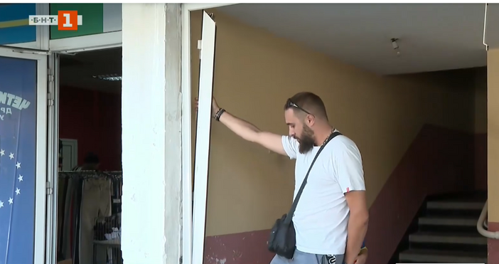 кадри БНТАвтомобил се вряза във входа на жилищен блок в