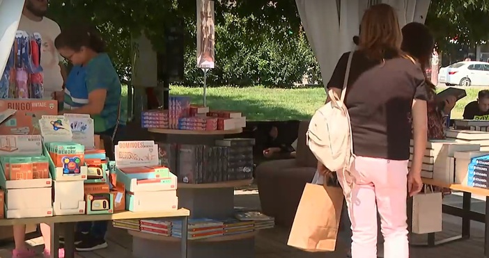 Започна Алея на книгата От днес до 14 септември пред НДК