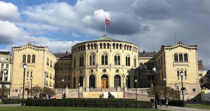 Левицата в Норвегия водена премиера Йонас Гас Стьоре спечели парламентарните