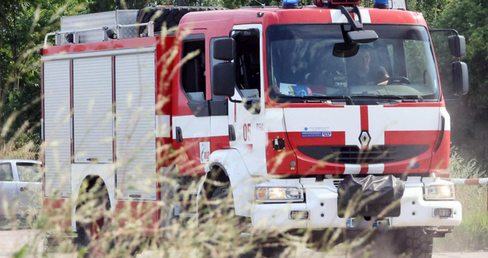 Четиринадесетте екипа огнеборци които участваха в потушаването на големия пожар
