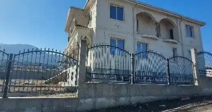 Луксозен имот в пловдивския Бевърли хилс – село Марково отново