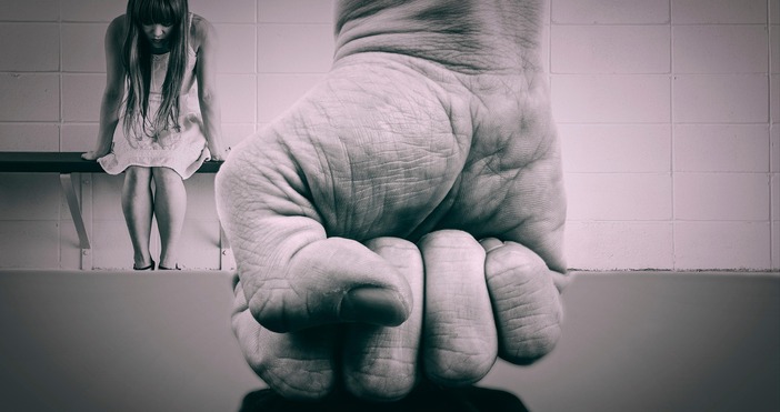 Задържаха 28 годишен мъж пребил съпругата и малолетното си дете в