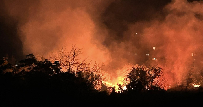 Пожар пламна в Плевен тази вечер Пламъците бушуват в пространство намиращо