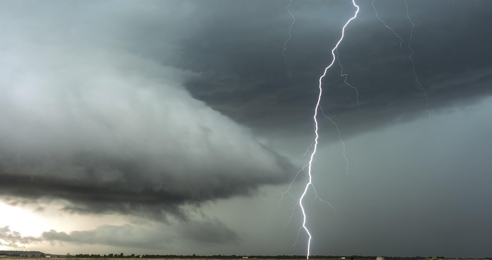 Явно утрешното разваляне на времето ще премине с шквалова линия Това