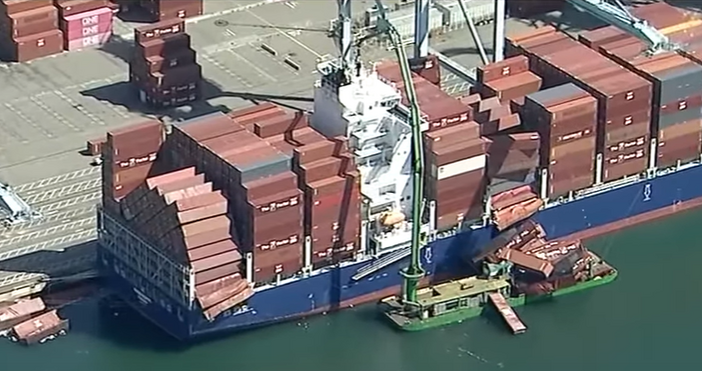 Кадри YoutubeДесетки контейнери превозвани от товарен кораб са паднали във