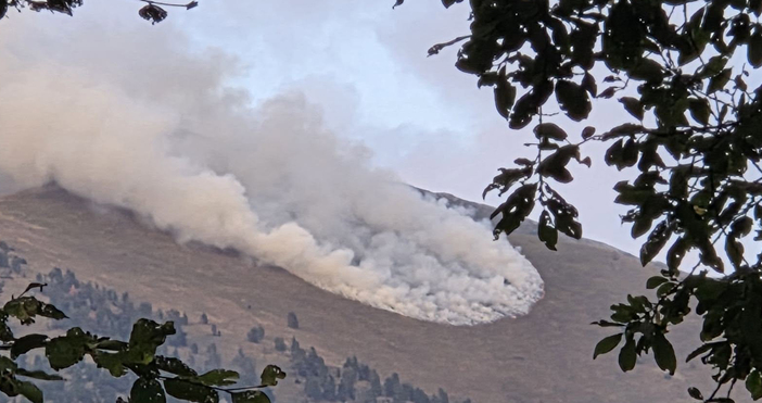 Пожар гори на 2200 м височина в Рила планина съобщиха