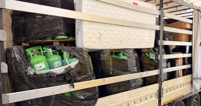 Митническите служители откриха недекларирани 4000 кг хладилен агент при проверка