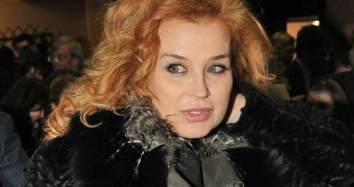 Родена е в Смолян на 12 септември 1957 г Завършва актьорско майсторство при професор Сашо Стоянов във ВИТИЗ Кръстьо