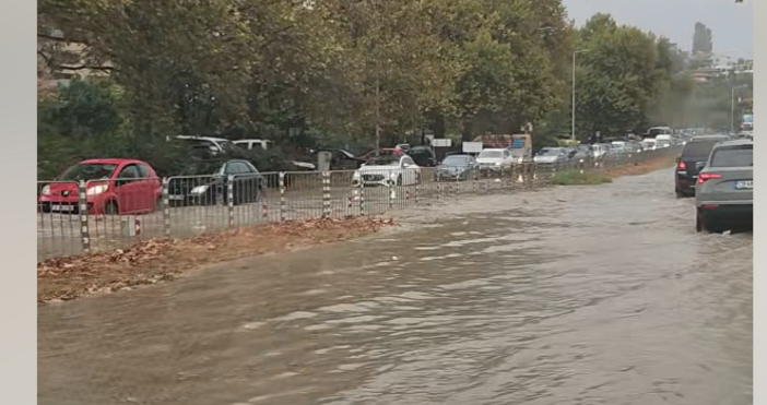 Бърз проливен дъжд наводни основни булеварди във Варна Кадри показаха че