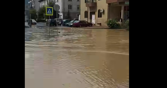 Пороен дъжд с градушка наводни улиците в Рудозем каза за