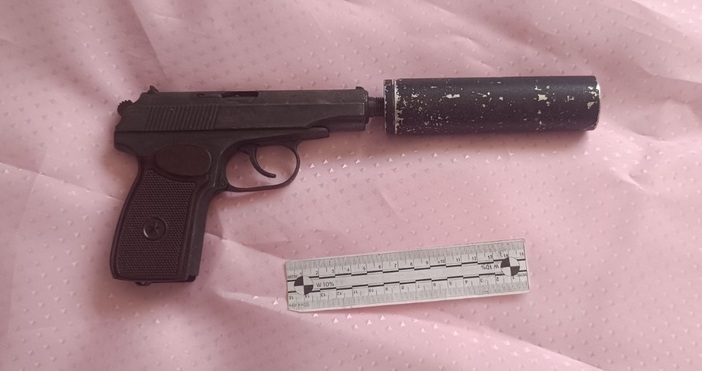 Столични полицаи иззеха голямо количество наркотици и бойни пистолети със