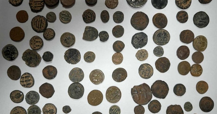 Снимки Агенция Митници Служители на Митнически пункт Лесово задържаха 1871 старинни