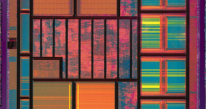 Американският инженер Джак Килби прави демонстрация на първата работеща интегрална