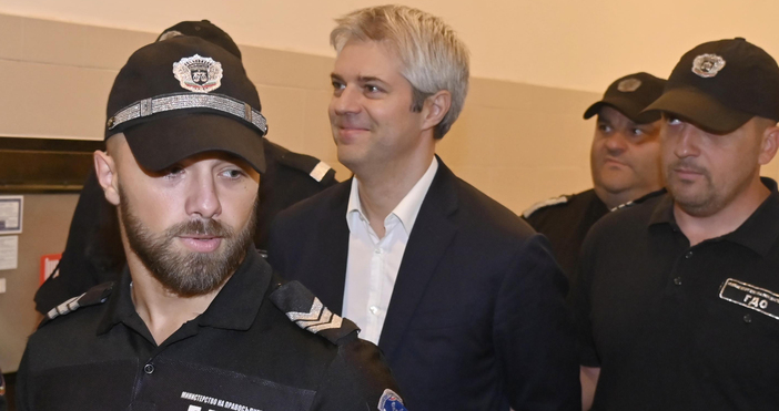 Снимки: Преди влизане в залата Благомир Коцев благодари за подкрепата.