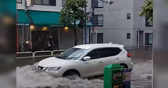 Кадри YoutubeПроливни дъждове наводниха улици и прекъснаха железопътния и въздушния