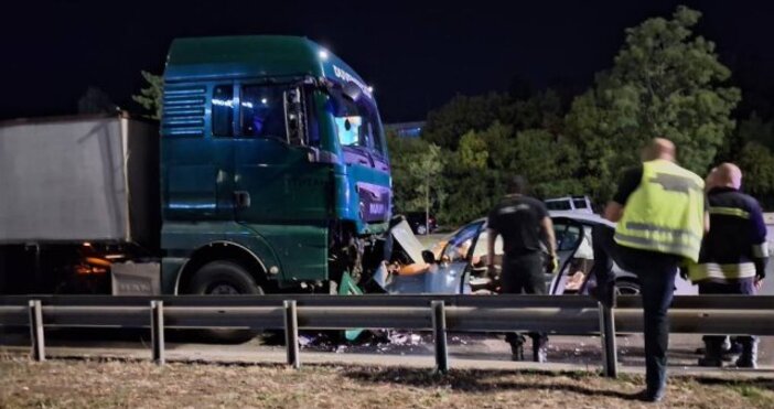 Тежка катастрофа между камион и лек автомобил е станал тази