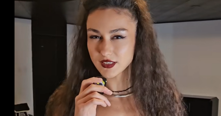 Керана е с гипс на десния крак Това става ясно от