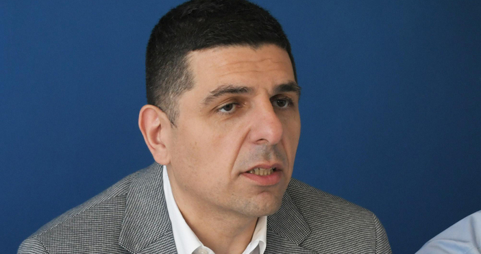 Когато нелегитимен център на власт управлява страната а правителството не