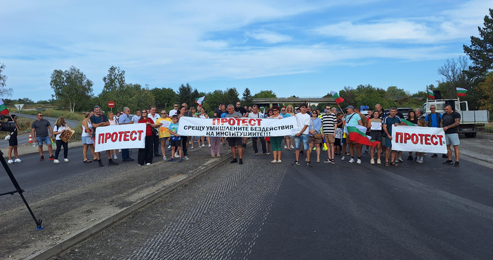 Снимки: Протестиращи срещу безводието в Плевен блокираха движението на три