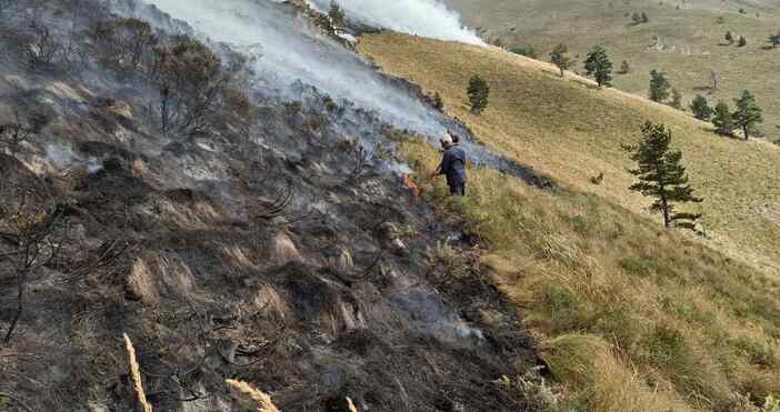 Продължава доугасяването на пожара който възникна на 9 септември в
