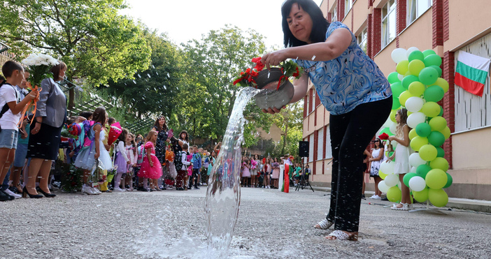 Над 2300 училища в страната отварят врати, за да посрещнат