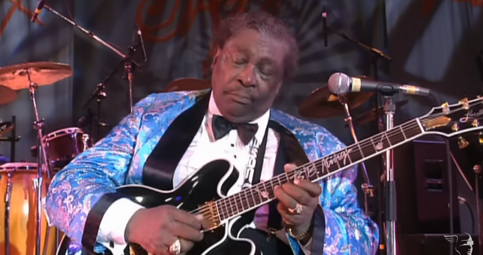 Б Б Кинг е роден като Райли Б Кинг на 16 септември