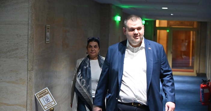 Разрушителното поведение на опозицията в българския парламент на все още