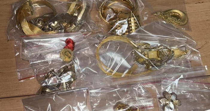 Митническите служители на пункт Лесово откриха 510 грама златни накити