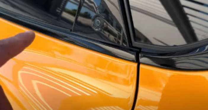 Инцидент в който участват пожарникар и катастрофирала Tesla Model Y