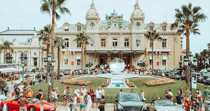 Камериер блъсна суперскъпото Ламборгини на български тузар на пъпа на