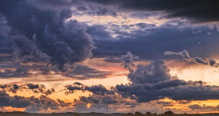 През нощта все още по значителна облачност ще има над Източна