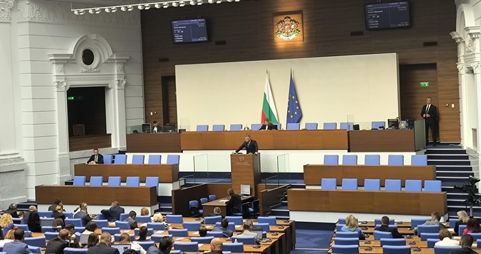 Депутатите удължиха пленарното си заседание до 17 00 часа днес Предложението